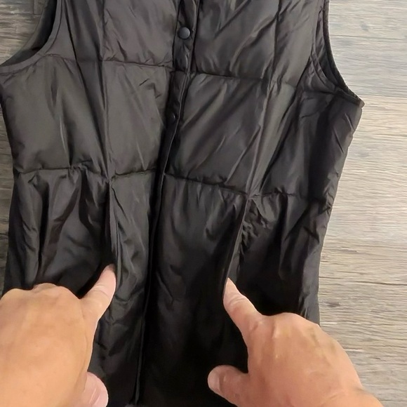Lands' End Women's Black Quilted Vest - Picture 6 of 7